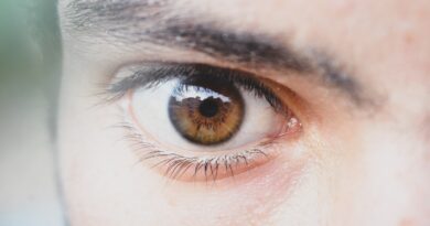 osoba z brązowymi oczami