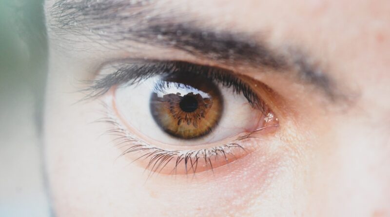 osoba z brązowymi oczami